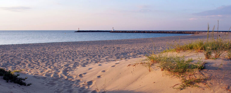 camping plage sable fin vias